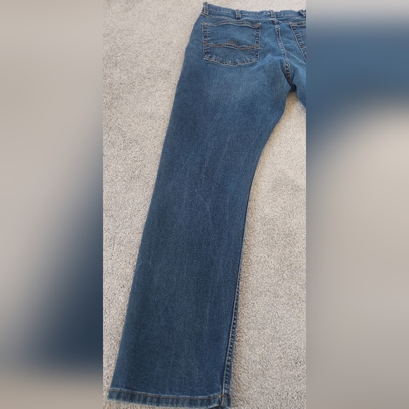 Wrangler Relaxed Blue Jeans with Classic Medium Wash - Picture 10 of 12